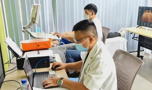 Khám sàng lọc ung thư miễn phí cho gần 100 công nhân tại  KCN Cảng biển Hải Hà, tỉnh Quảng Ninh. Ảnh: Tùng Lâm