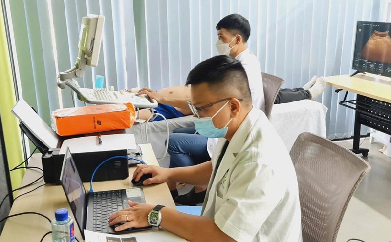 Free cancer screening for nearly 100 workers at Hai Ha Seaport Industrial Park, Quang Ninh province. Photo: Tung Lam