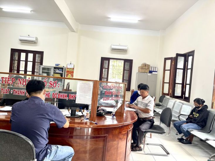 Participate in insurance so that workers have full legitimate rights. Photo: THANH TUAN