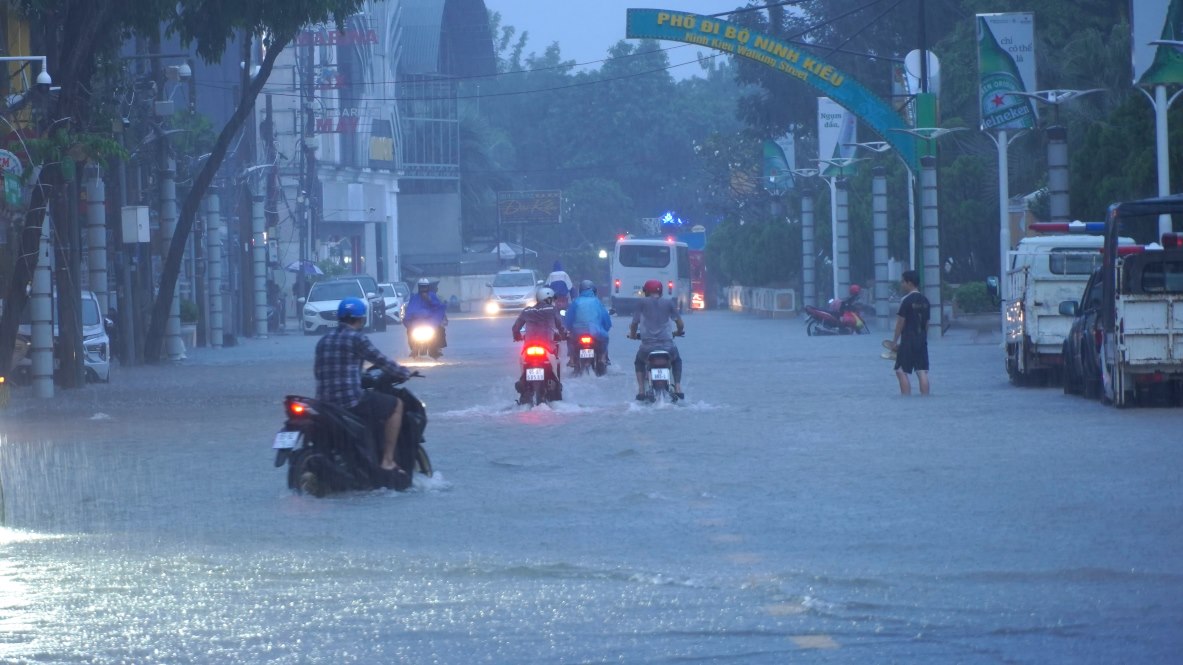 High tide combined with heavy rain in Can Tho City. Photo: Ta Quang