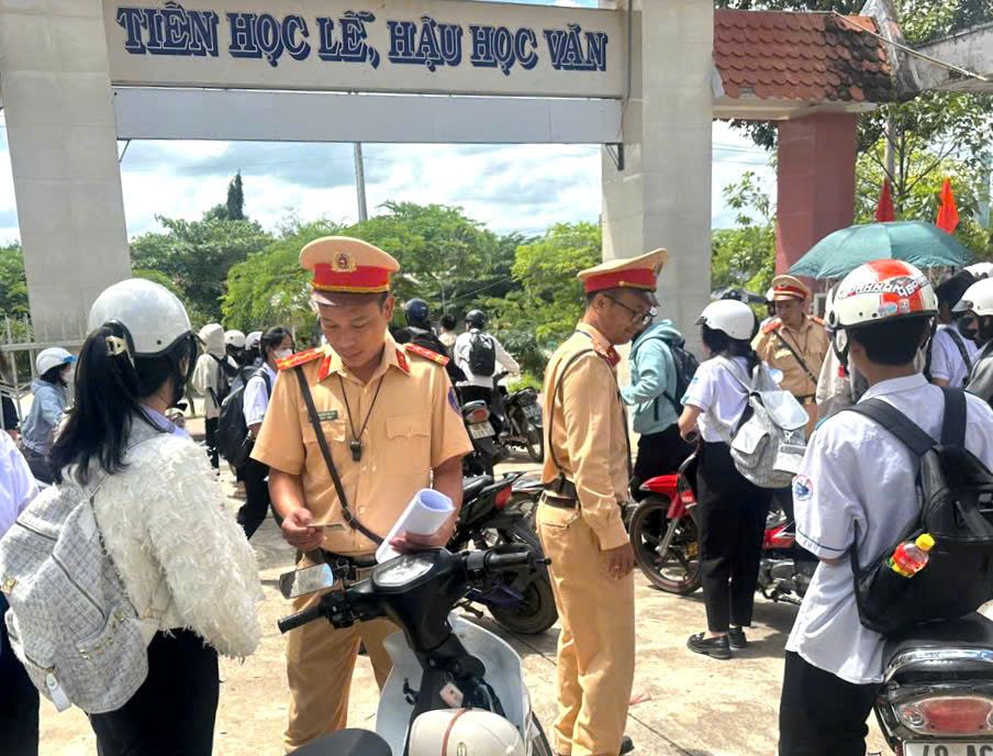 Lực lượng Cảnh sát giao thông tuyên truyền Luật Giao thông đường bộ cho học sinh. Ảnh: Minh Quỳnh