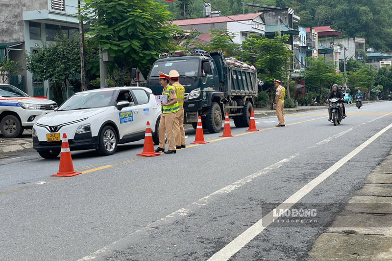 Lao Cai provincial authorities regularly patrol and control traffic routes. Photo: Dinh Dai