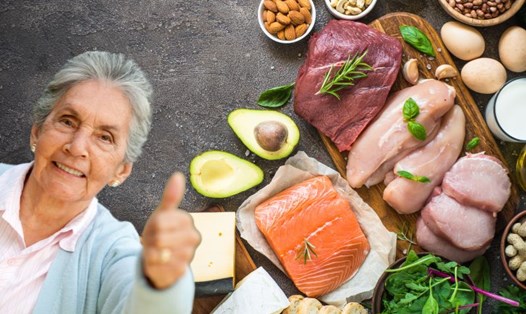 Người cao tuổi nên bổ sung thực phẩm chứa protein tốt cho xương khớp. Đồ họa: Hạ Mây