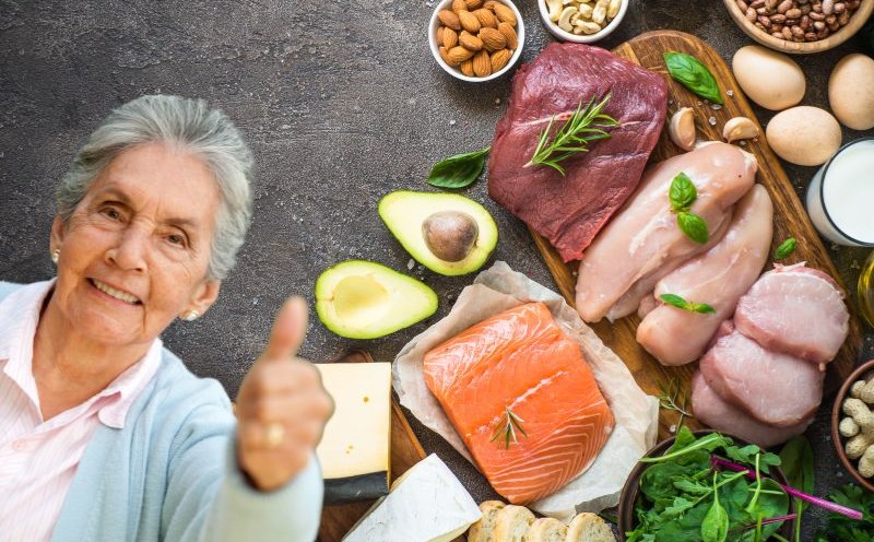 The elderly should supplement foods containing protein that are good for bones and joints. Graphics: Ha May