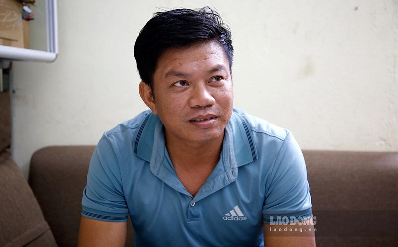 Fisherman Nguyen Nam Trung is worried when his voyage monitoring device loses signal or is unstable. Photo: Cong Sang