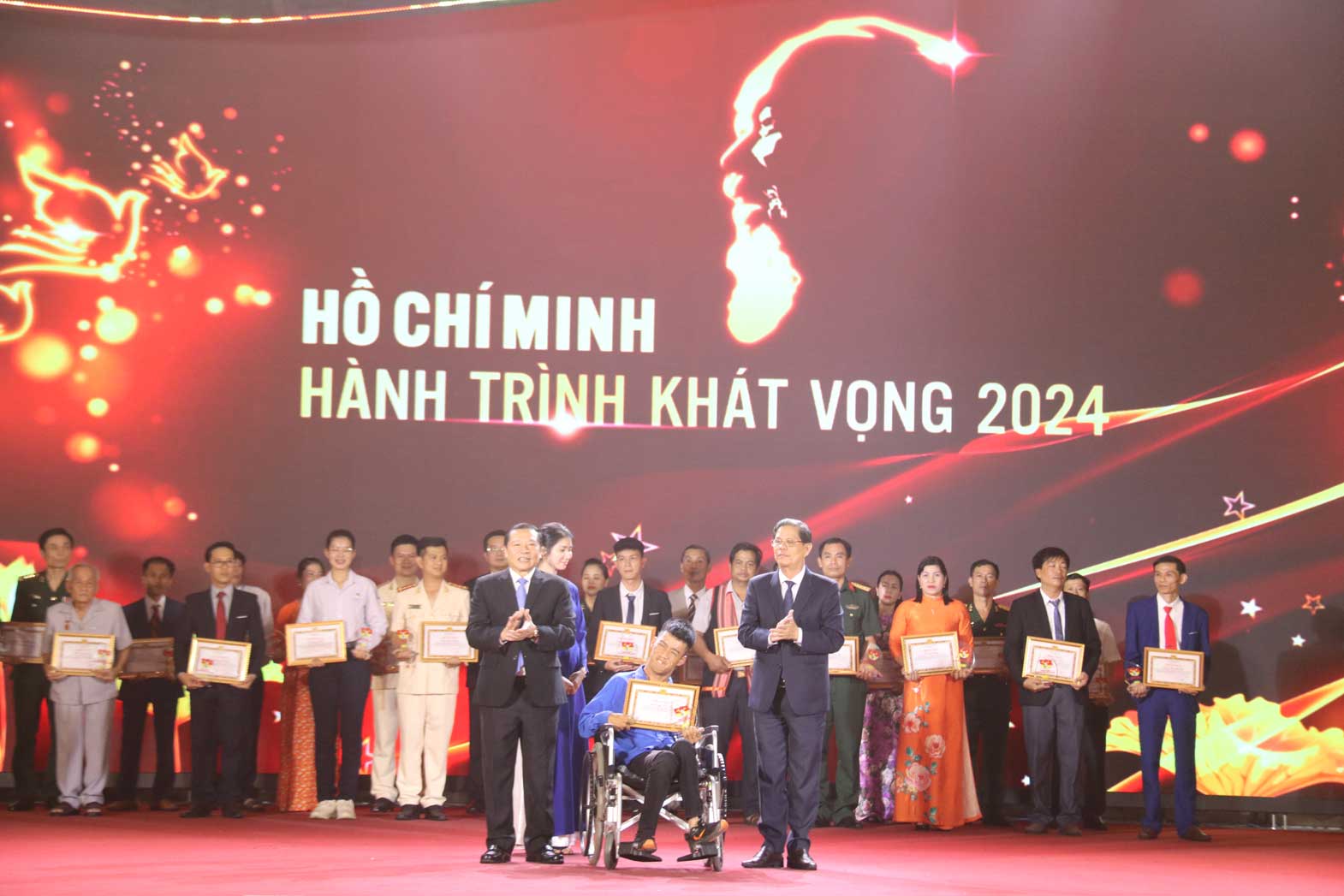 Typical examples of studying and following Uncle Ho's teachings in the Central Highlands region are honored. Photo: Phuong Linh