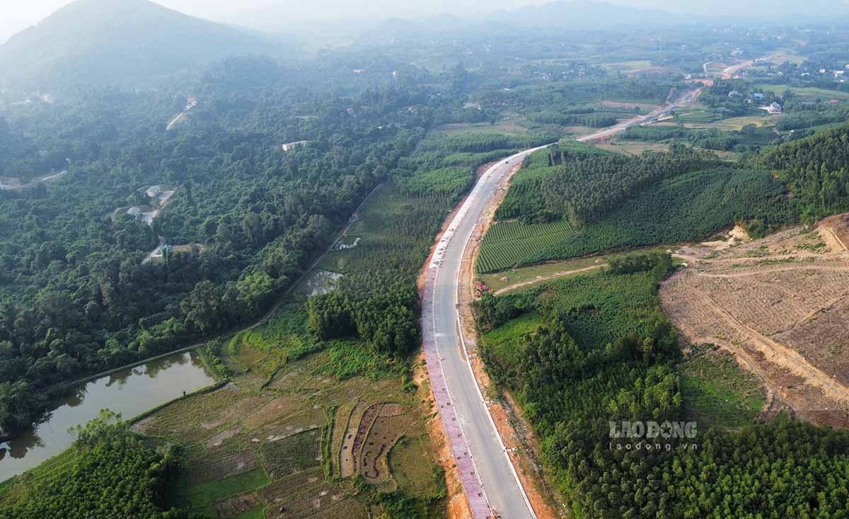 Gần 4 km đã được thảm nhựa lớp 1, tuyến đường mở mới đi qua địa hình đồi núi, đồng ruộng. Ảnh: Việt Bắc.