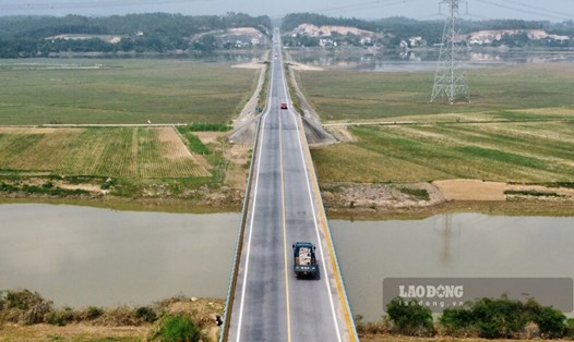 Cầu sông Bứa bắc qua con sông cùng tên nối huyện Tam Nông với huyện Cẩm Khê, tỉnh Phú Thọ. Ảnh: Tô Công.