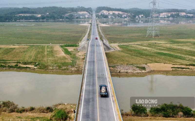 Bua River Bridge spans the river of the same name, connecting Tam Nong district with Cam Khe district, Phu Tho province. Photo: To Cong.