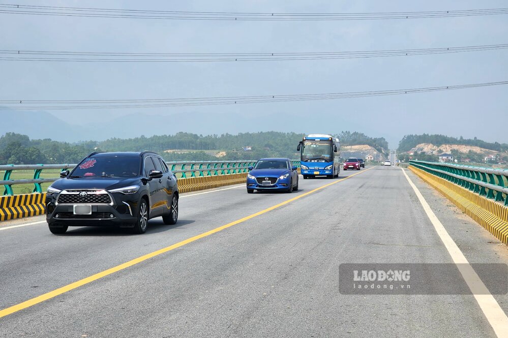 Cau Song Bua dang phuc vu nhu cau di lai cua nhieu phuong tien ra vao huyen Tam Nong. Anh: To Cong.