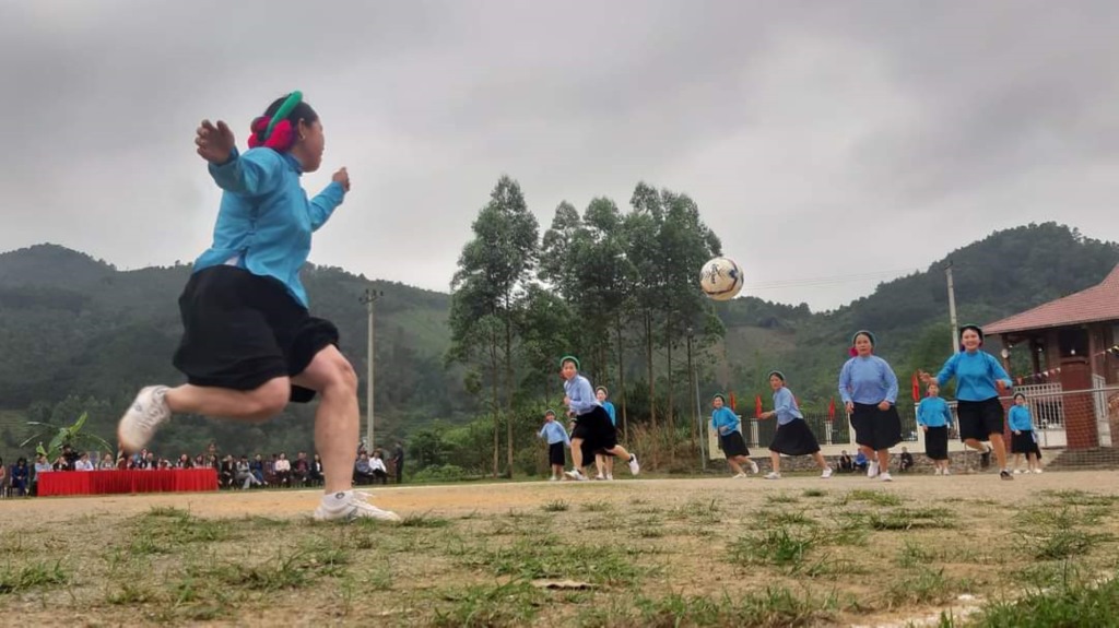 A match of women's football clubs in Huc Dong commune, Binh Lieu district, Quang Ninh province. Photo: Hoai Minh