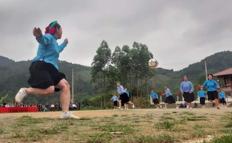 A match of women's football clubs in Huc Dong commune, Binh Lieu district, Quang Ninh province. Photo: Hoai Minh