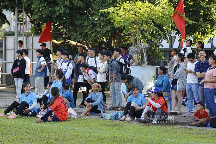 Khong chi co cac cau thu, cac co dong vien cung gop phan tao nen khong khi soi dong cua giai dau.