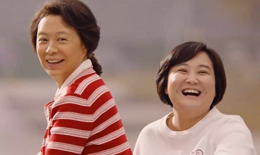 Lưu Giai đóng vai mẹ tuổi trung niên của Giả Linh trong "Xin chào, Lý Hoán Anh". Ảnh: Weibo