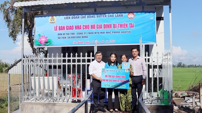 The Cao Lanh District Labor Federation (Dong Thap Province) coordinated with the People's Committee of Gao Giong Commune to hand over the house to the family that unfortunately lost the house to the fire. Photo: Nguyen Tinh