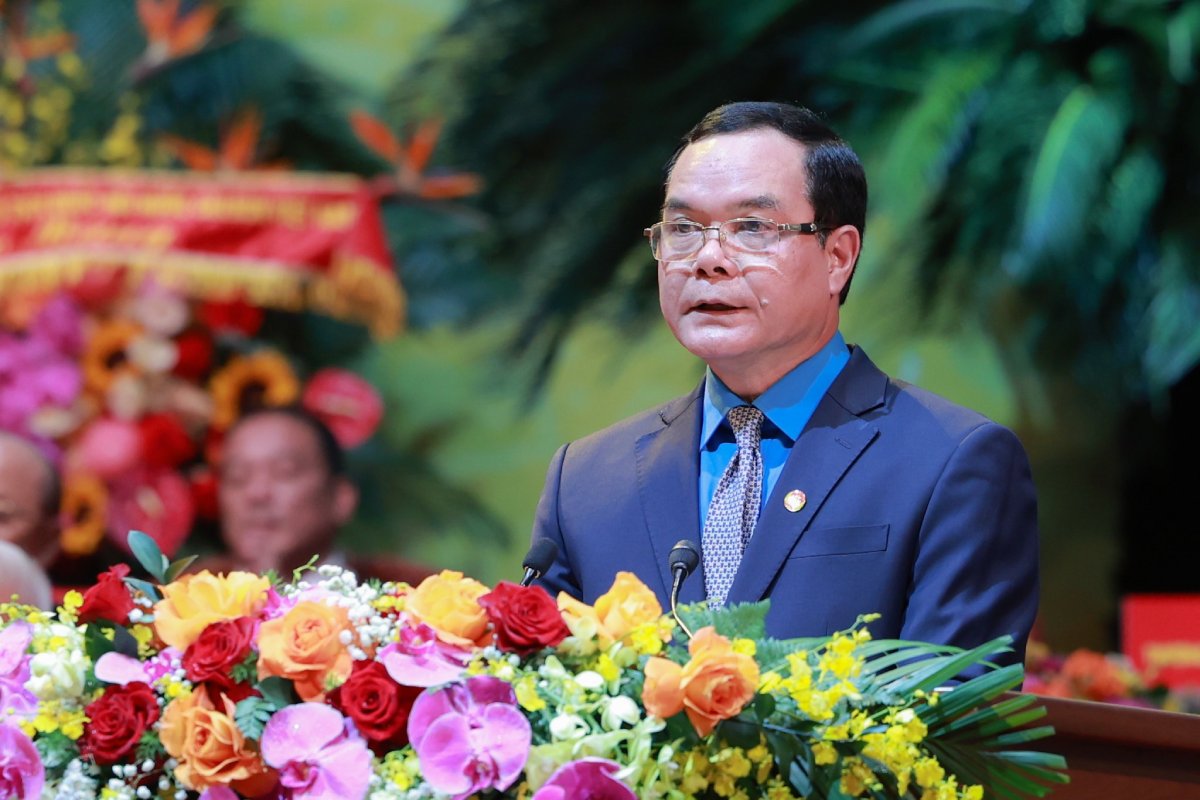 President of the Vietnam General Confederation of Labor Nguyen Dinh Khang reports at the Vietnam Fatherland Front Congress. Photo: Hai Nguyen