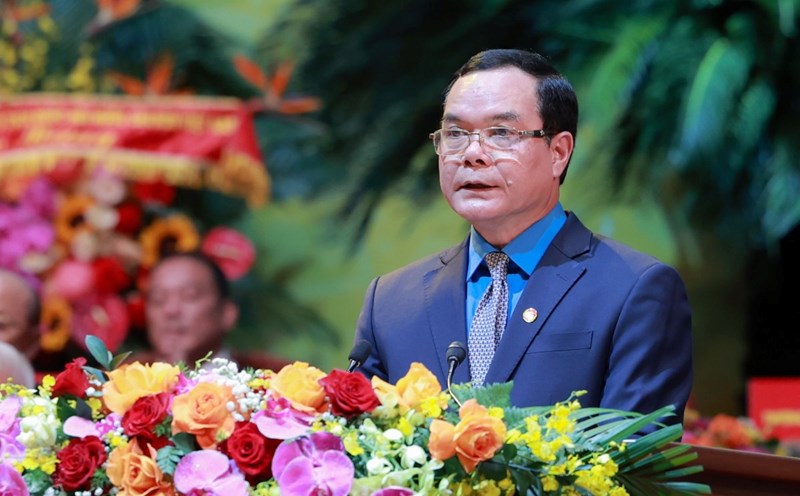 President of the Vietnam General Confederation of Labor Nguyen Dinh Khang reports at the Vietnam Fatherland Front Congress. Photo: Hai Nguyen