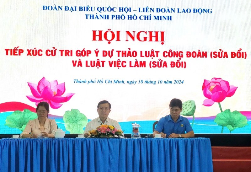 National Assembly delegate Ha Phuoc Thang (middle) and leaders of the Ho Chi Minh City Labor Federation and Binh Tan District met with voters to give their opinions on the Trade Union Law (amended) and the Employment Law (amended). Photo: Nam Duong