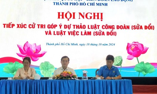 Đại biểu Quốc hội Hà Phước Thắng (giữa) cùng lãnh đạo LĐLĐ TPHCM,  quận Bình Tân tiếp xúc cử tri góp ý Luật Công đoàn (sửa đổi) và Luật Việc làm (sửa đổi). Ảnh: Nam Dương