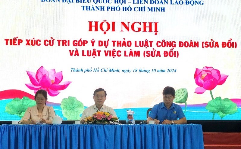 National Assembly delegate Ha Phuoc Thang (middle) and leaders of the Ho Chi Minh City Labor Federation and Binh Tan District met with voters to give their opinions on the Trade Union Law (amended) and the Employment Law (amended). Photo: Nam Duong