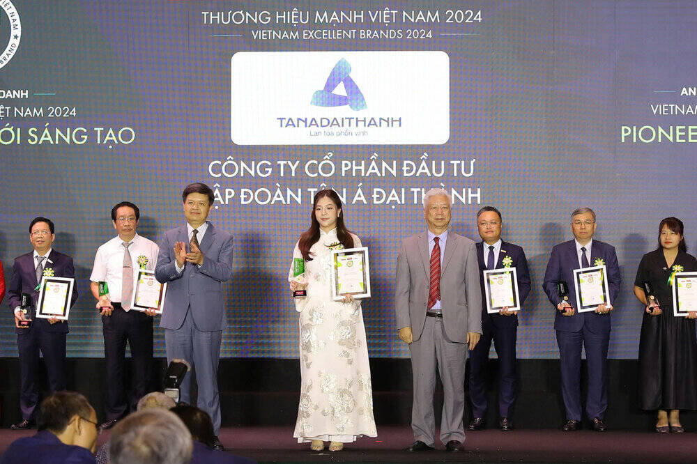 Bà Nguyễn Thùy Dung, Phó TGĐ Tập đoàn Tân Á Đại Thành đại diện nhận danh hiệu Top 10 Thương hiệu Mạnh – Tiên phong đổi mới sáng tạo năm 2024. Ảnh: Tân Á Đại Thành