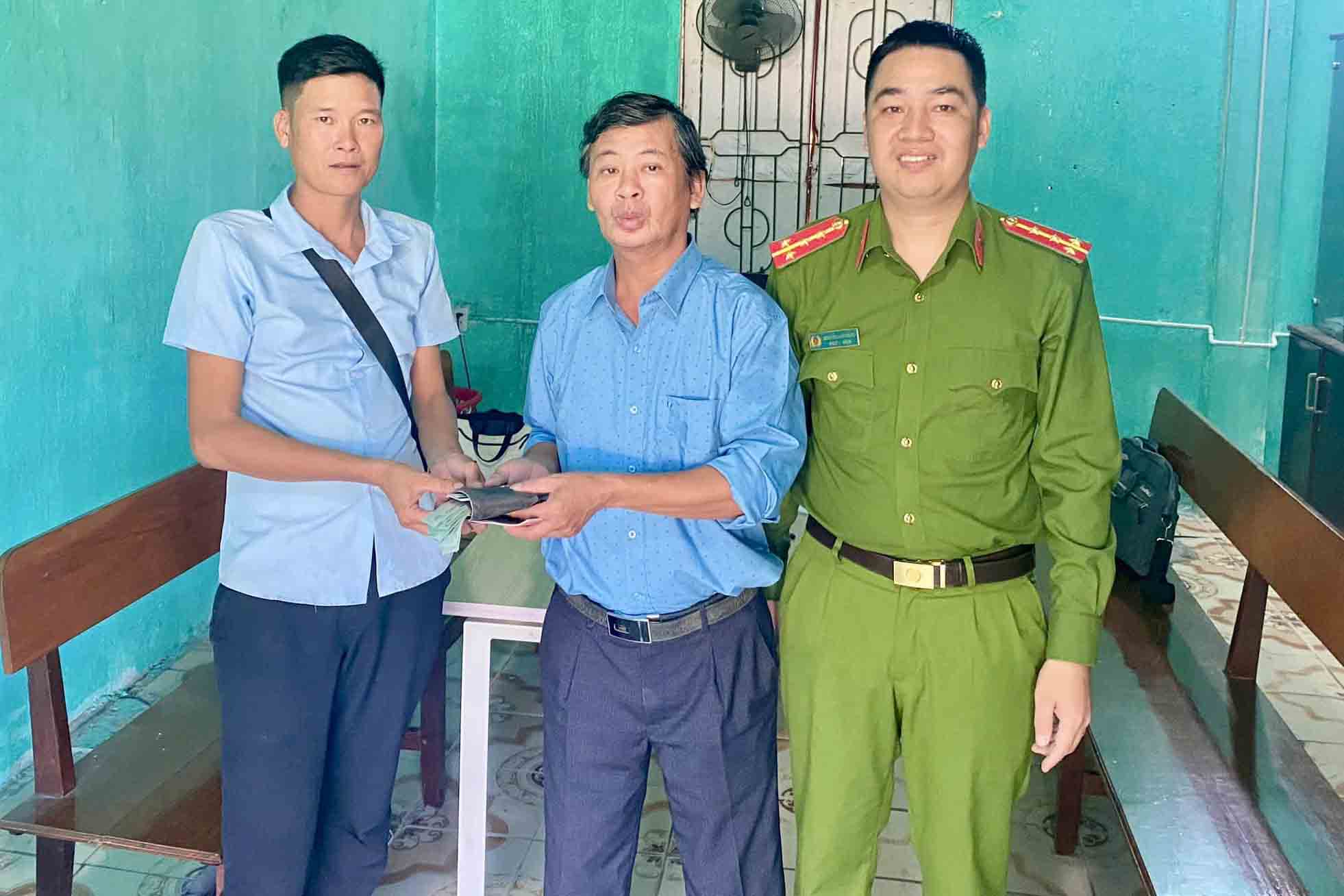 Mr. The (far left) returned 37 million VND to the person who lost it. Photo: Ha Tinh Police.