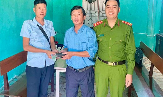 Anh Thể (ngoài cùng bên trái) trả lại 37 triệu đồng cho người đánh rơi. Ảnh: Công an Hà Tĩnh.