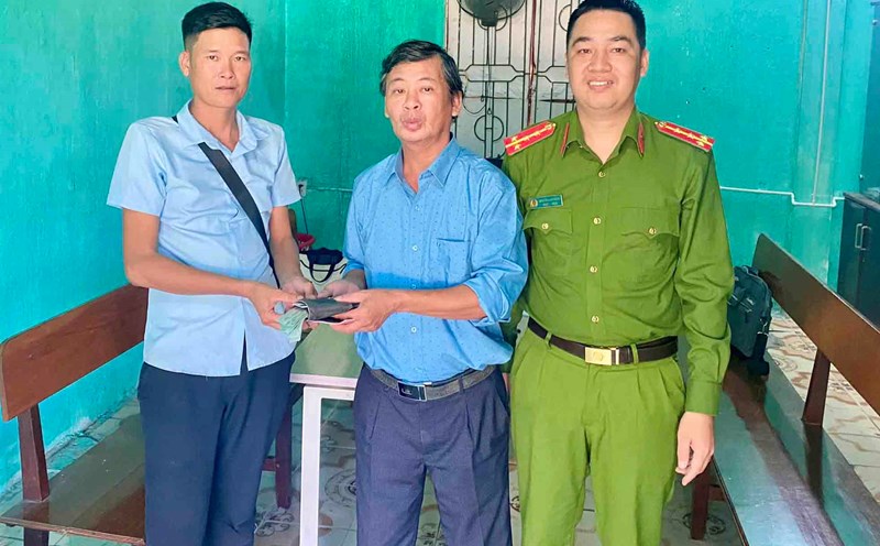 Mr. The (far left) returned 37 million VND to the person who lost it. Photo: Ha Tinh Police.