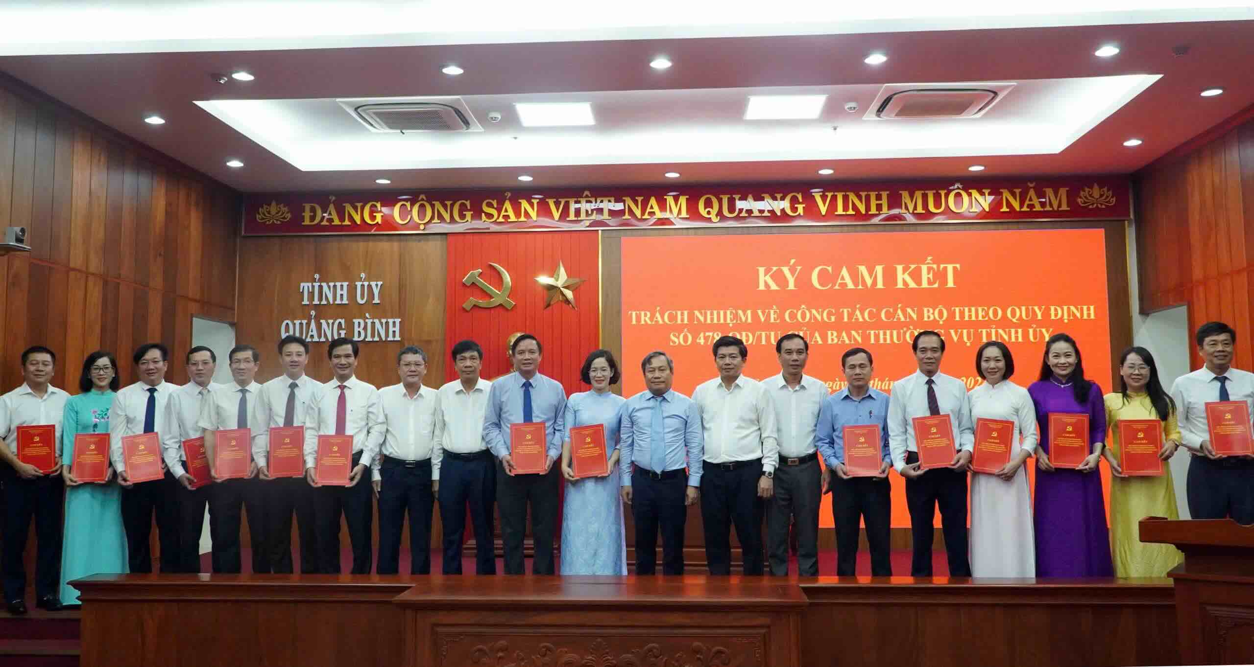 Ms. Truong Thi Thanh Hoa (in blue ao dai, second from left) has just been appointed as Deputy Director of the Department of Labor, Invalids and Social Affairs of Quang Binh. Photo: T. Hai