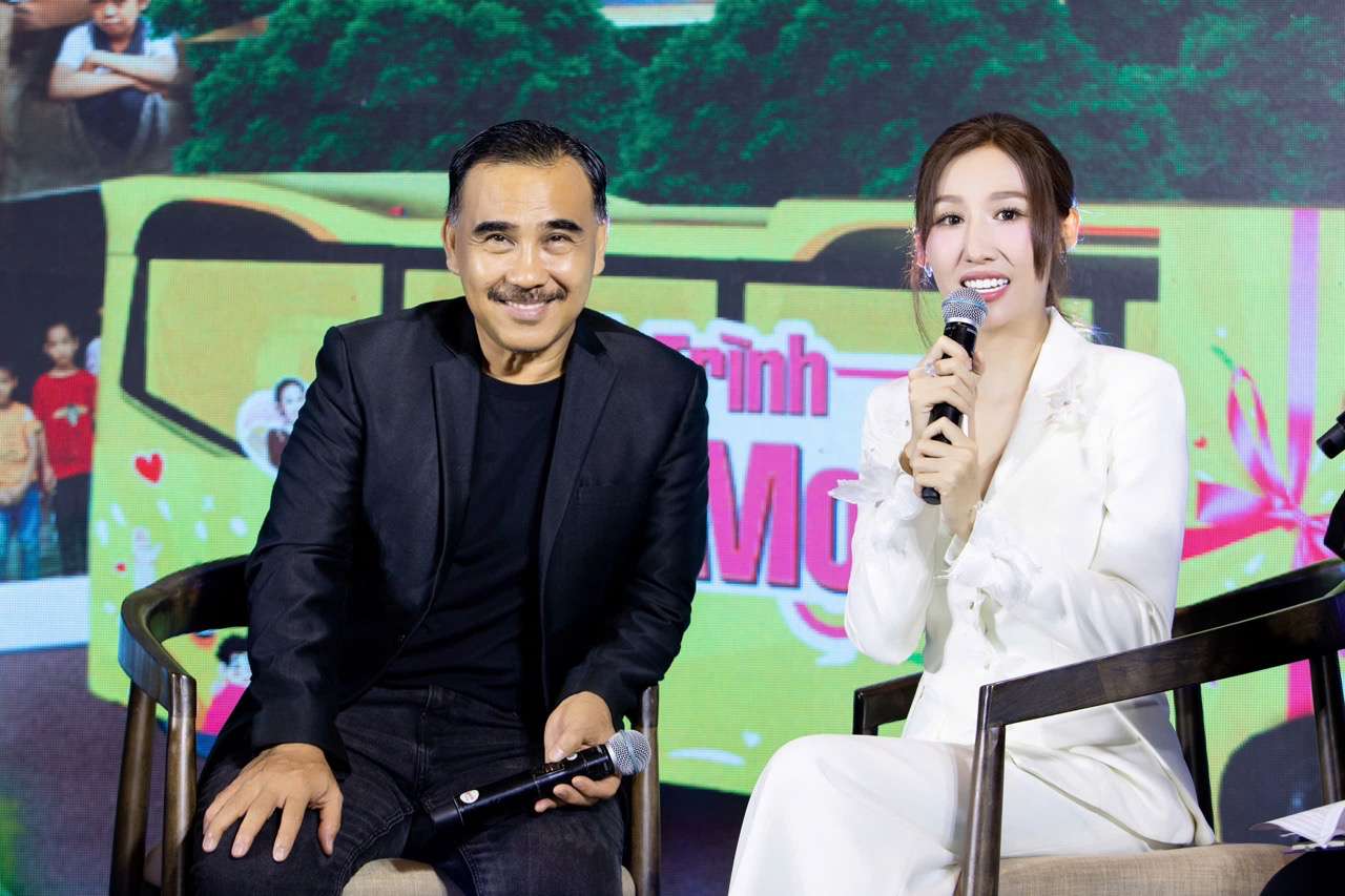 Quyen Linh and Huynh Nhu take on the role of connectors for the Dream Journey. Photo: Organizing Committee.