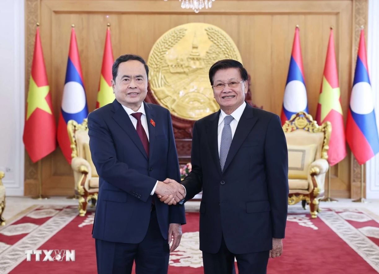 Lao General Secretary and President Thongloun Sisoulith receives National Assembly Chairman Tran Thanh Man. Photo: VNA