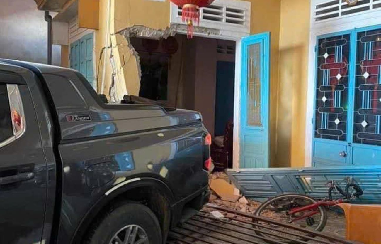 The car reversed, crashed through the gate and crashed into a house. Photo: Han Nguyen