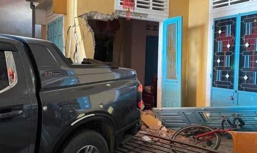 Chiếc xe ô tô lùi, đâm sập cổng rồi lao vào nhà dân. Ảnh: Hàn Nguyên