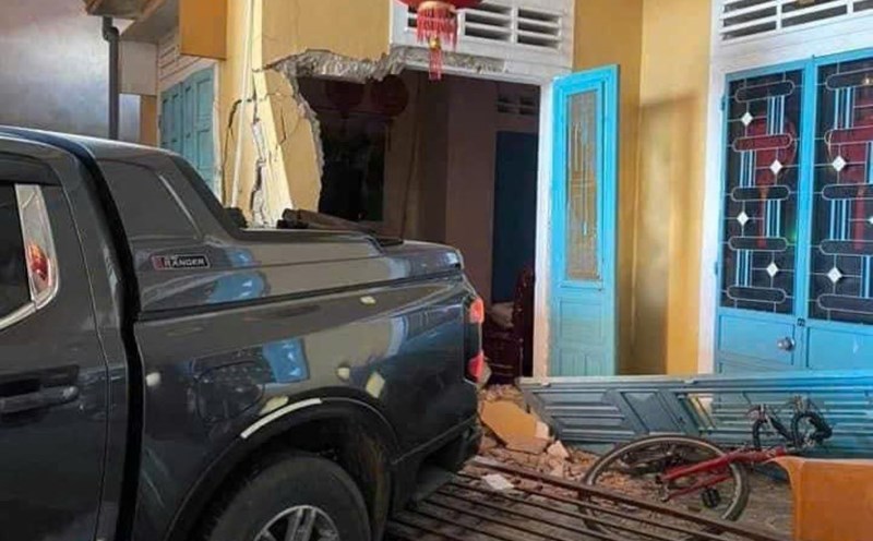 The car reversed, crashed through the gate and crashed into a house. Photo: Han Nguyen