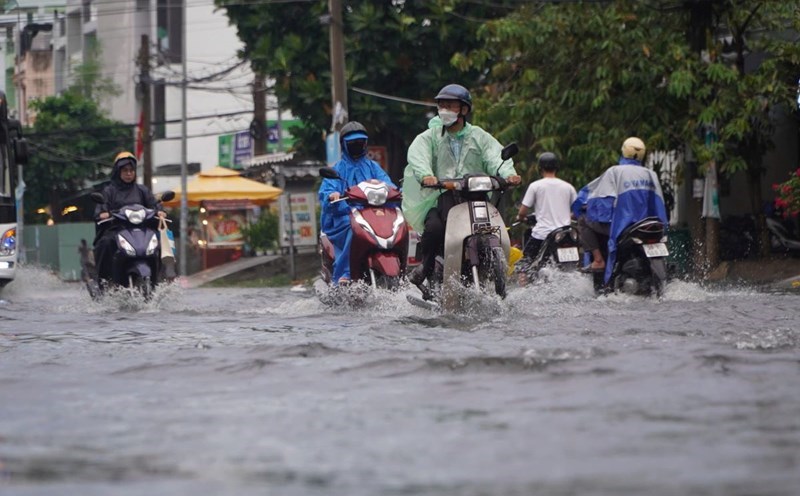 Heavy rain warning in the South this afternoon and tonight, October 18. Photo: Nguyen Chan