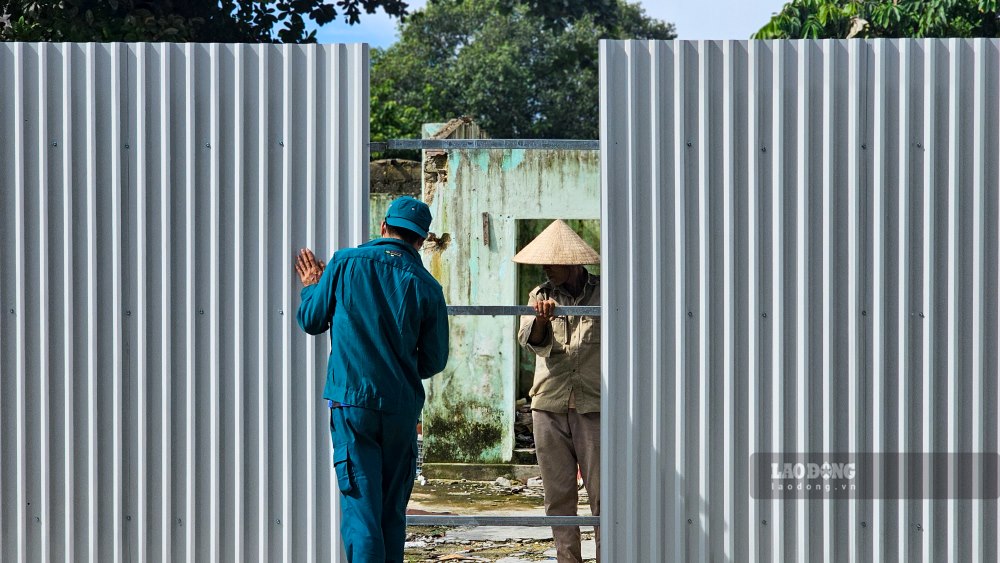 Lien quan den van de tren, trao doi voi Lao Dong, ong ........cho biet, de dam bao an toan cho nguoi dan, dac biet trong mua mua bao, phuong Phu Nhuan dang phoi hop voi Trung tam Phat trien quy dat thuc hien rao chan chung cu Dong Da theo chi dao cua UBND tinh Thua Thien Hue va TP Hue.