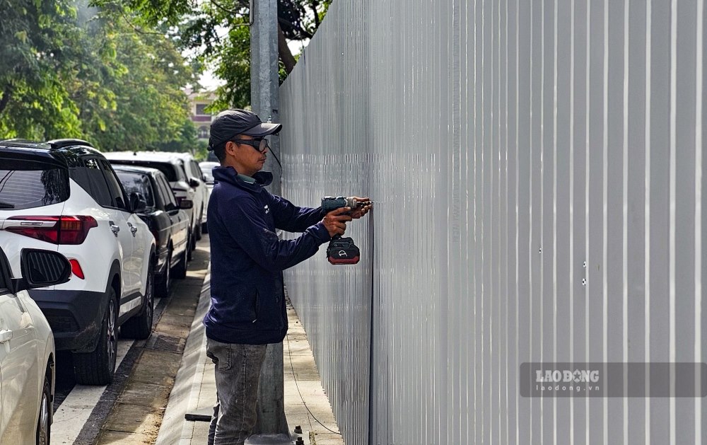  Theo do, hang rao bang ton cao khoang 2m duoc thiet lap bat dau tu vi tri cong ra, vao chung cu doan duong Le Hong Phong va ket thuc tai cong ra, vao chung cu doan duong Vo Van Tan. Muc dich cua viec khoanh vung va rao chan nham han che nguoi dan di lai, cham dut viec buon ban tai cac day nha da giai toa hoac dong nguoi di doi. 