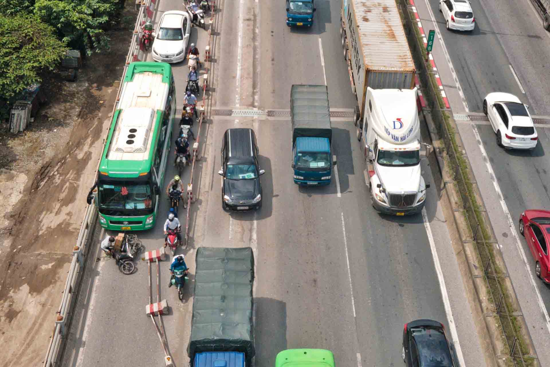 Ngoai un tac, cau Thanh Tri con la mot “diem den” ve tai nan giao thong. Anh: Nhom PV