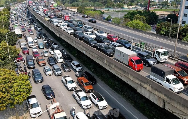 Thanh Tri Bridge - Ring Road 3 (Hanoi) has become overloaded and packed with vehicles. Photo: PV Group
