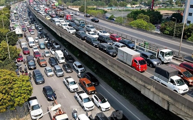 Thanh Tri Bridge - Ring Road 3 (Hanoi) has become overloaded and packed with vehicles. Photo: PV Group