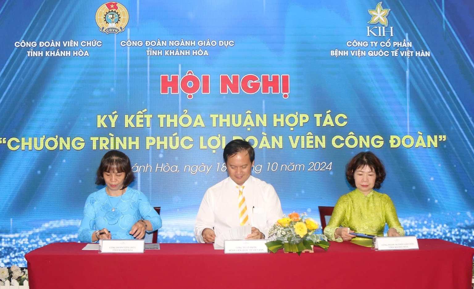 Caring for women, the Education Sector Trade Union and the Khanh Hoa Provincial Civil Servants Trade Union signed an agreement to increase health care benefits for union members. Photo: Phuong Linh