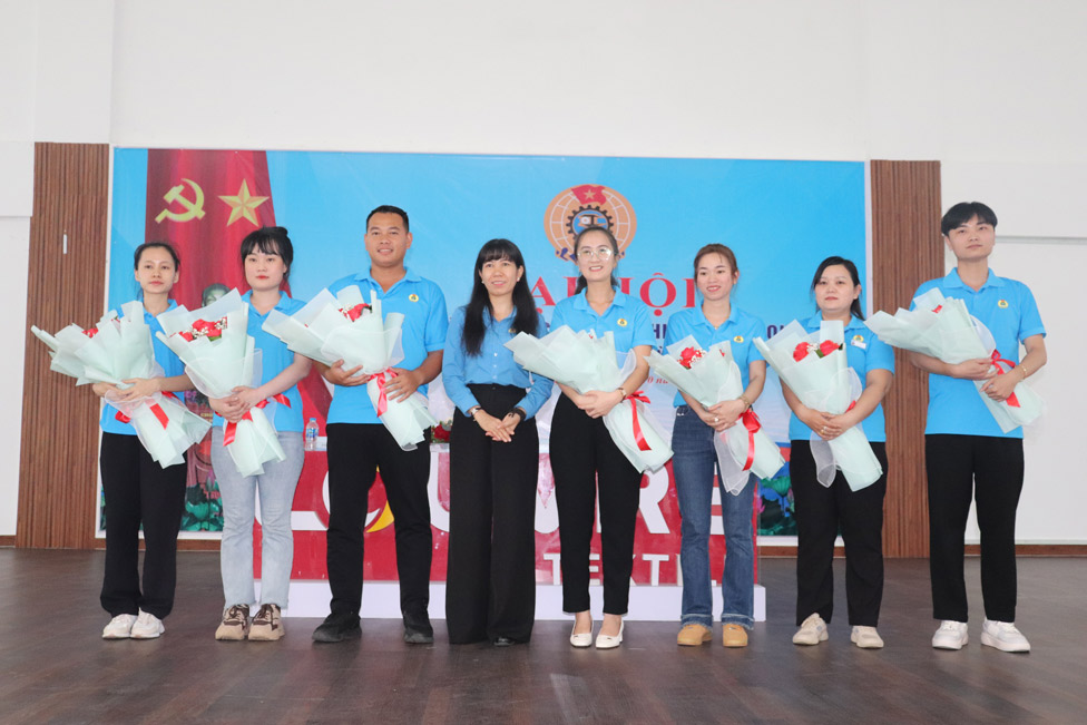 Ms. Nguyen Thi Kim Lien, Member of the Presidium of the Vietnam General Confederation of Labor, President of the Tay Ninh Economic Zone Trade Union, presented flowers to the Executive Board of the Trade Union of Louvre Textile Company Limited. Photo by Phuong Dung