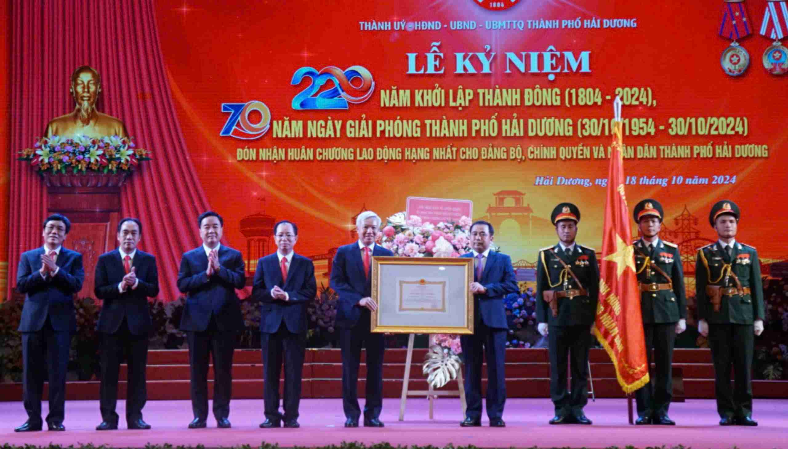 Hai Duong City received the First Class Labor Medal awarded by the Party and State. Photo: Cong Hoa