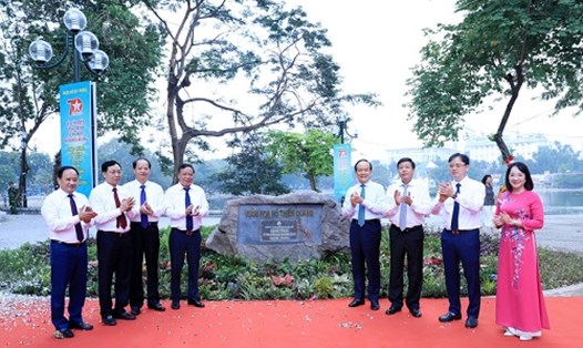 Lãnh đạo UBND TP Hà Nội tại lễ gắn biển công trình vườn hoa hồ Thiền Quang. Ảnh: Minh Hạnh