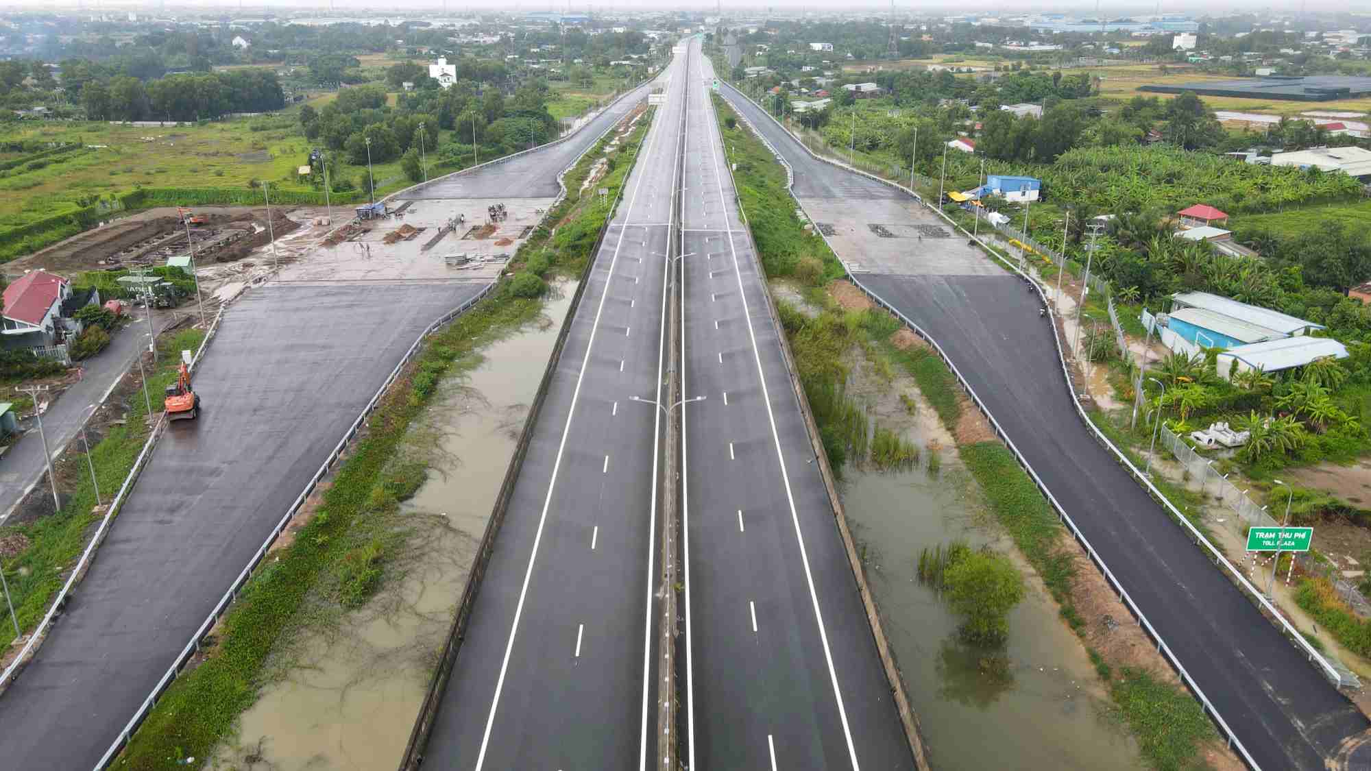 The Ben Luc - Long Thanh expressway connecting Ho Chi Minh City and Long An will open to traffic in November. Photo: Minh Quan