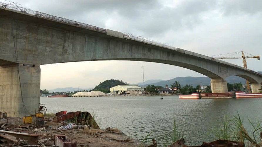 The investment project to build Lai Xuan bridge and renovate and expand provincial road 352 in Hai Phong is still behind schedule. Photo: Hoang Khoi