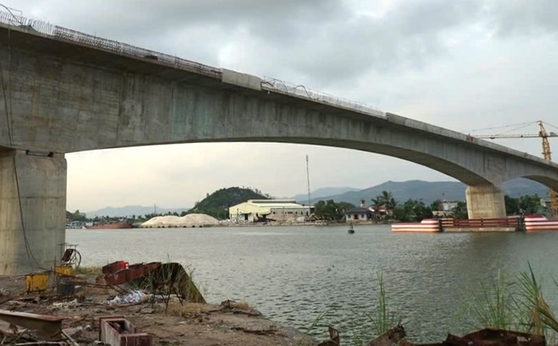 The investment project to build Lai Xuan bridge and renovate and expand provincial road 352 in Hai Phong is still behind schedule. Photo: Hoang Khoi