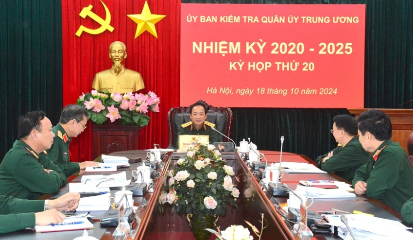 Senior Lieutenant General Trinh Van Quyet chaired the 20th meeting of the Central Military Commission's Inspection Committee to review and propose disciplinary action against 12 soldiers who violated the law. Photo: Pham Kien