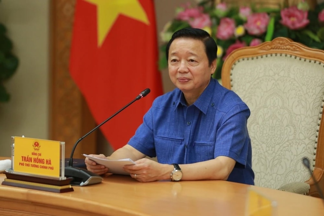 Deputy Prime Minister Tran Hong Ha chaired a meeting to listen to a report on the construction plan for Phong Chau Bridge (Phu Tho). Photo: Hoang Le