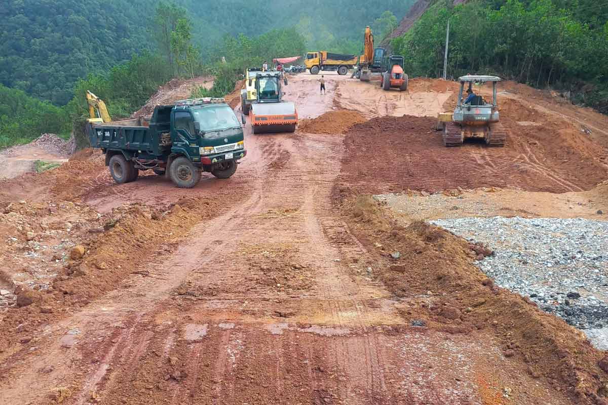 At the landslide site of National Highway 18B, Quang Ninh province, roadbed compaction activities are taking place urgently. Photo: Doan Hung